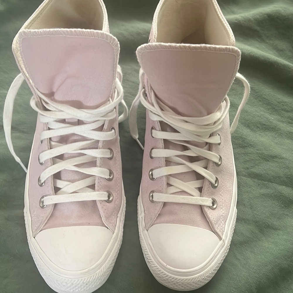High top converse lilac shoes. Size 10- runs on the bigger side.
